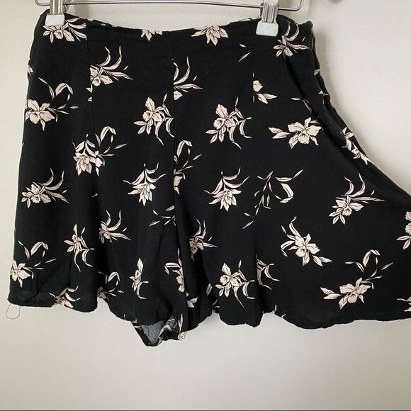 Forever 21 Shorts Flowy Floral Print Black Loose Medium Lightweight Casual - Picture 2 of 8